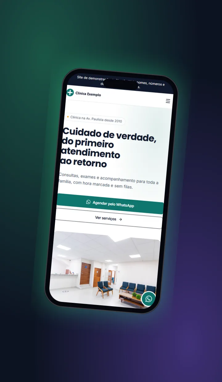 Celular com o site de demonstração da clínica aberto
